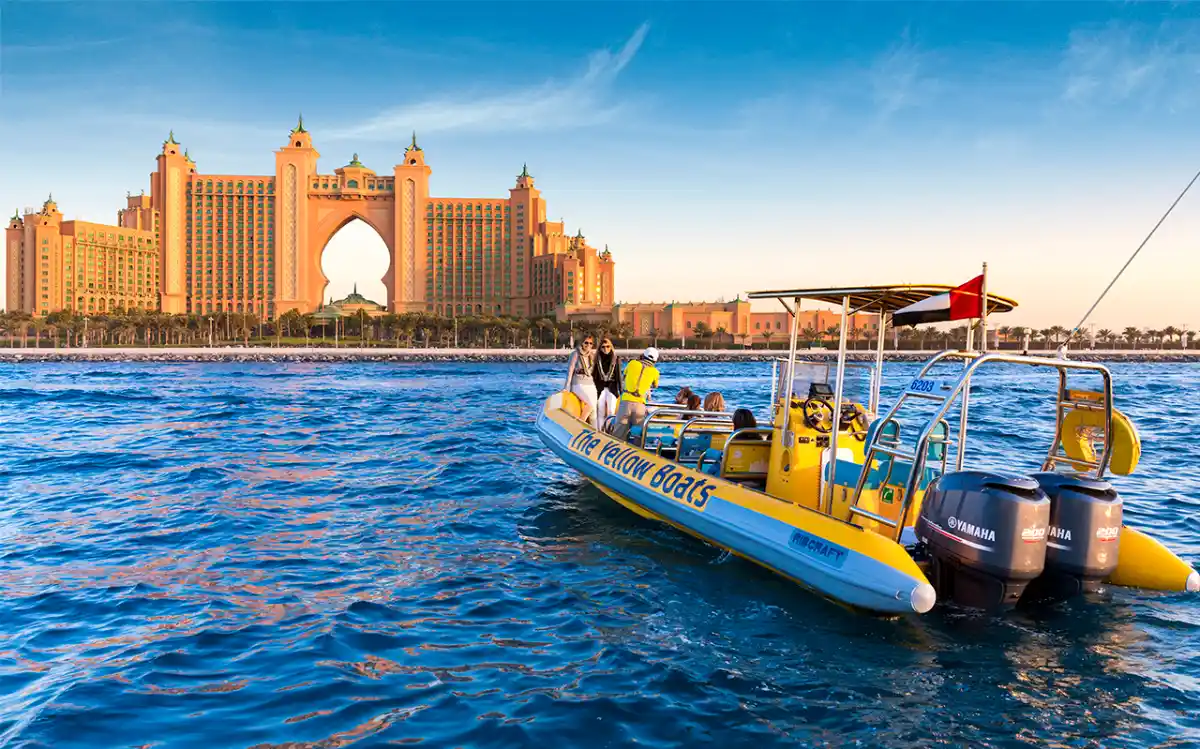 Was ist das gelbe Boot in Dubai und warum ist es beliebt?