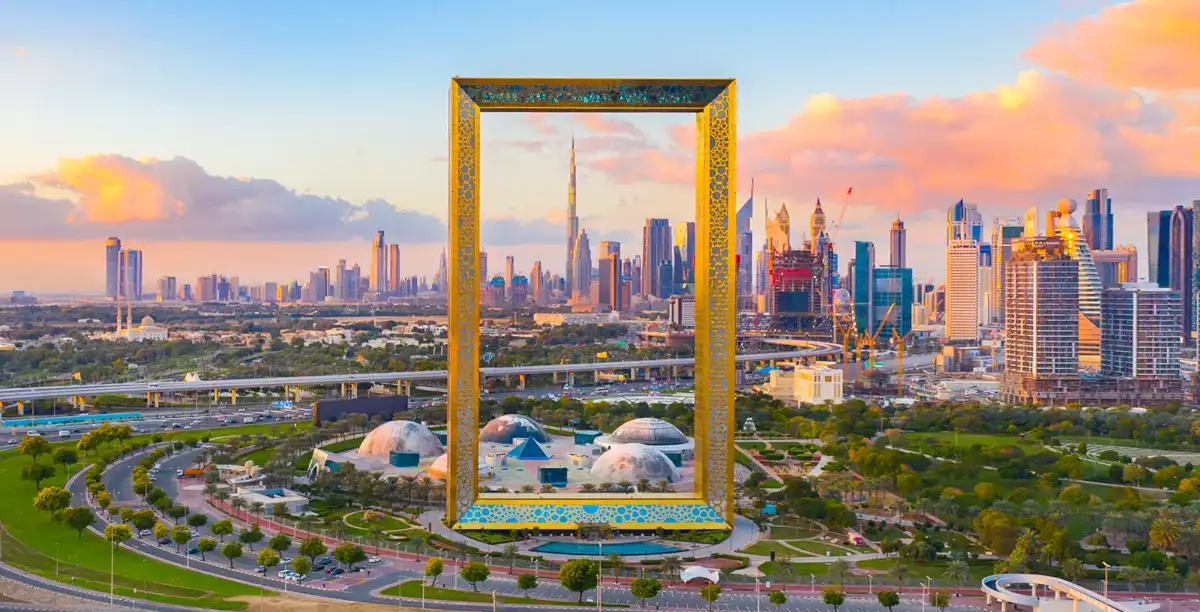 دبی کے نیلے آسمان کے نیچے سامنے کا منظر