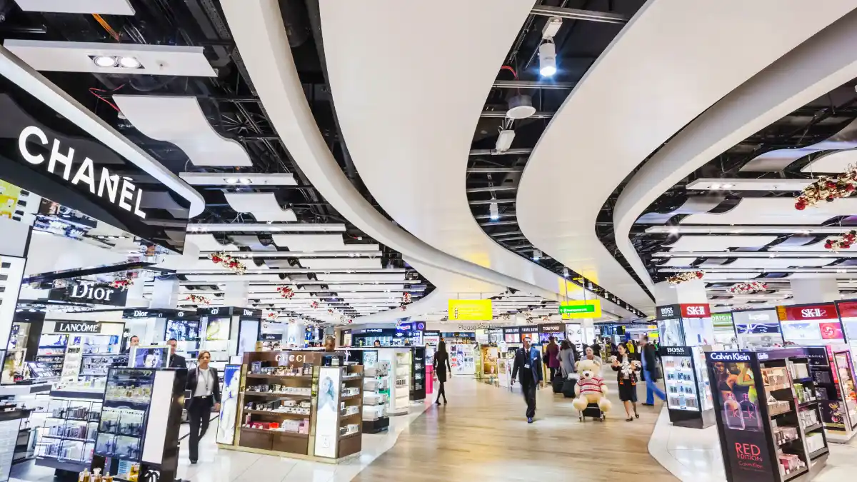 ドバイ空港の免税店；フライト前の贅沢な無税ショッピング