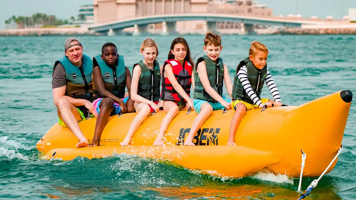 Kagamitan at kaligtasan ng mga kalahok bago simulan ang banana boat sa Dubai