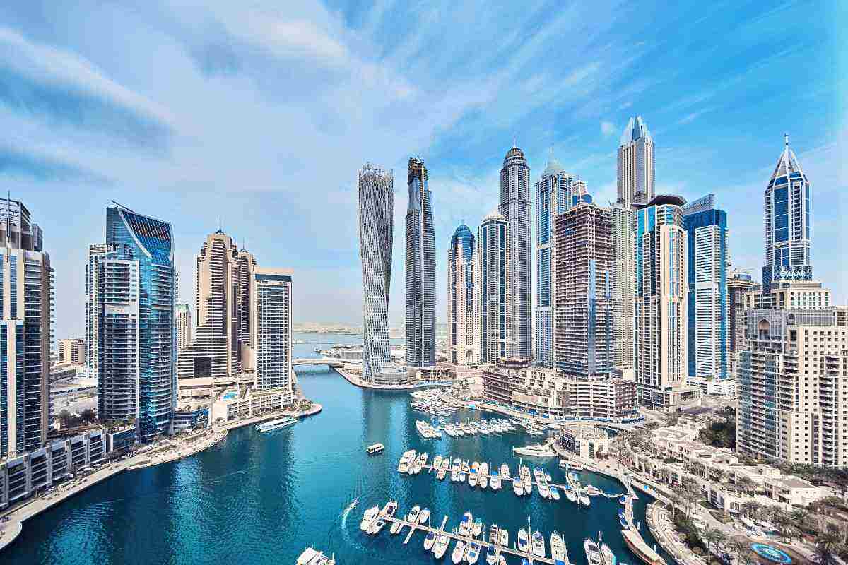 Pagkilala sa mga tore at mga skyscraper ng Dubai Marina