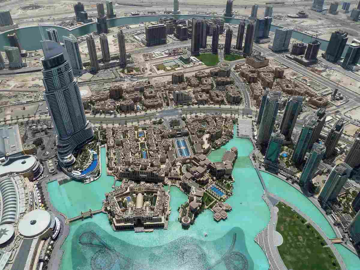 إطلالة مدينة دبي من شرفة الطابق العلوي لبرج خليفة