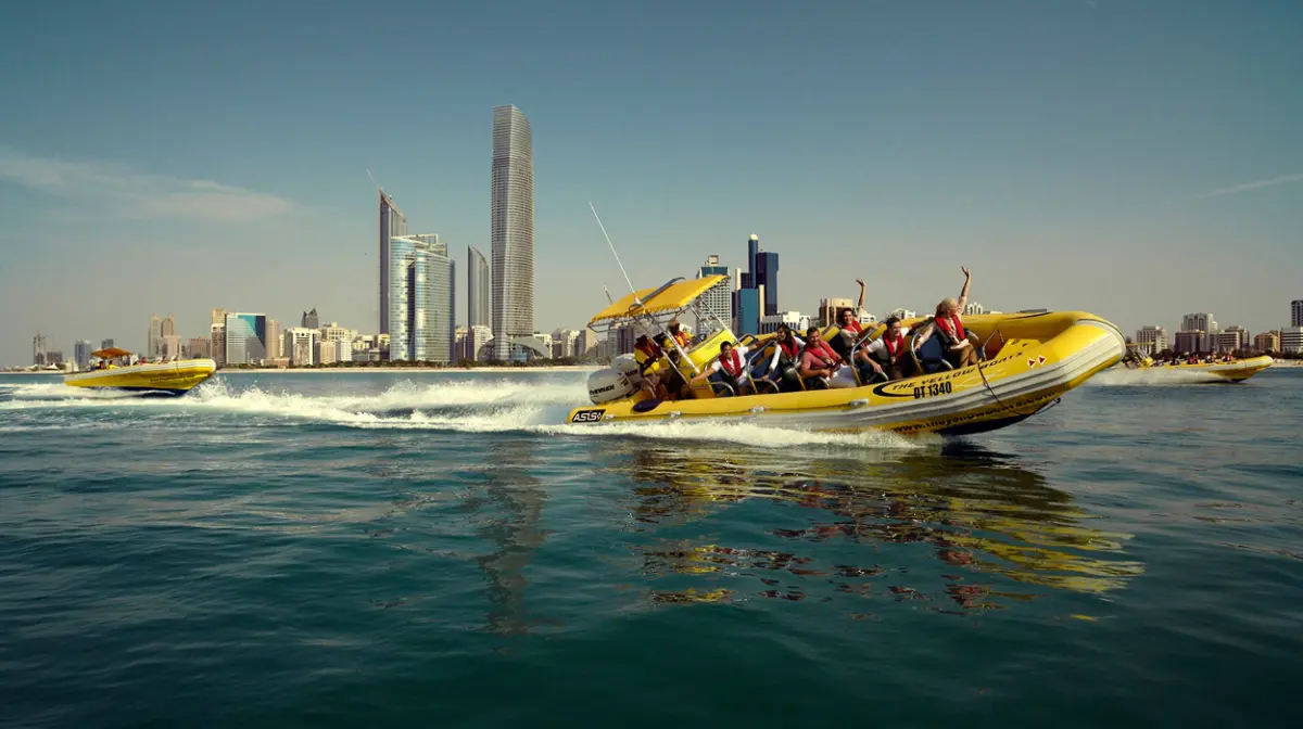 Verschiedene Routen der gelben Boote in Dubai
